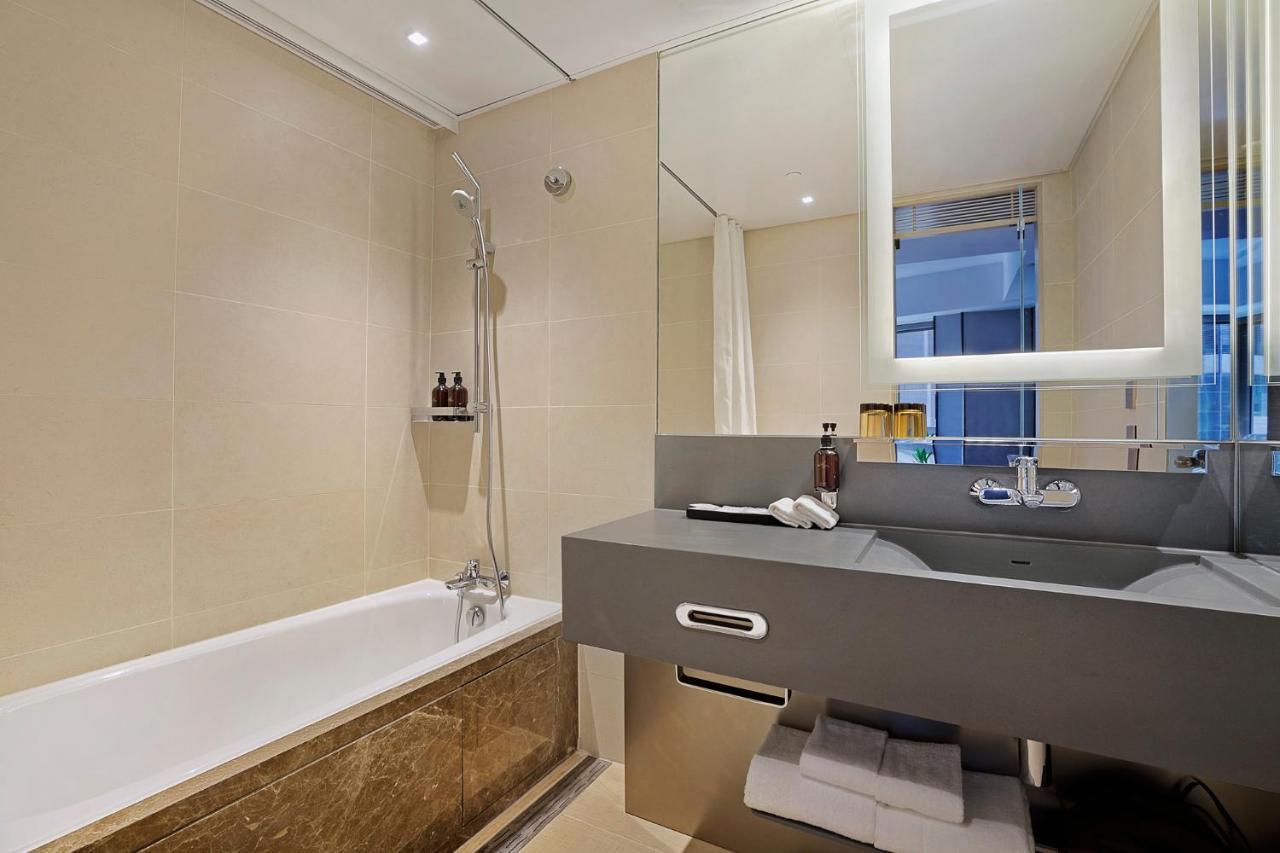 Hotel Alexandra Хонконг Екстериор снимка